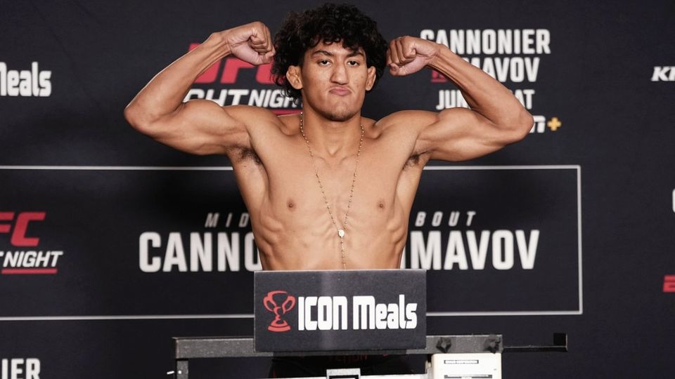 Результаты взвешивания UFC Vegas 121: главный бой Росас-младший — Барселос состоится в лимите